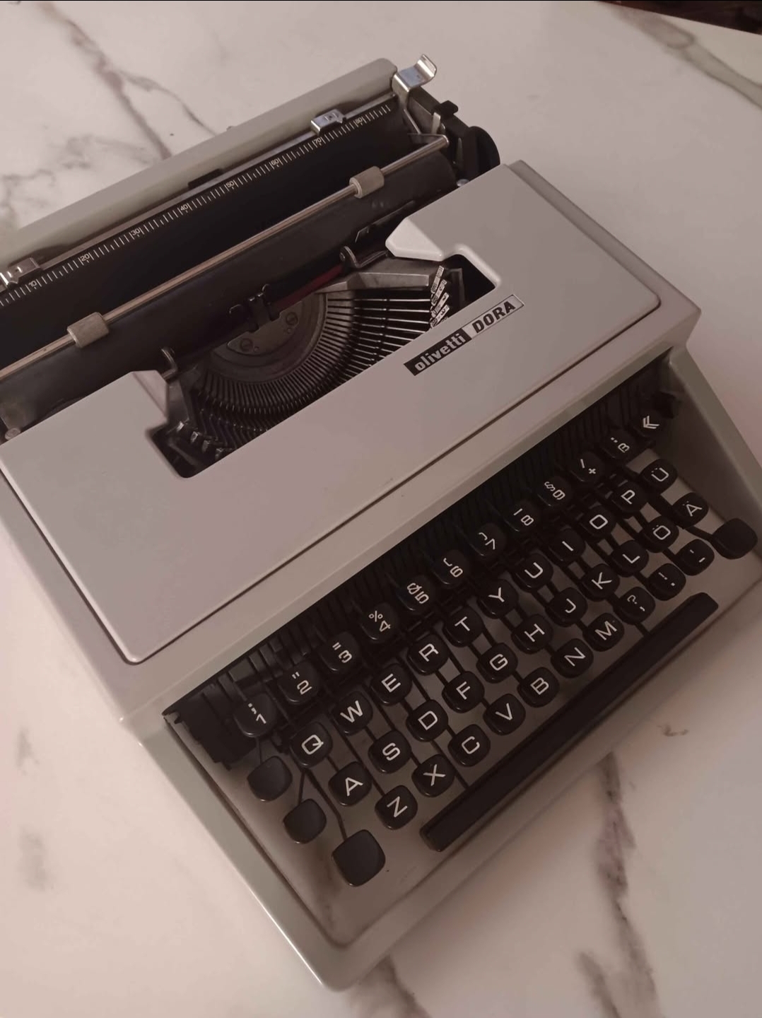 OLIVETTI DORA TYPEWRITER 
