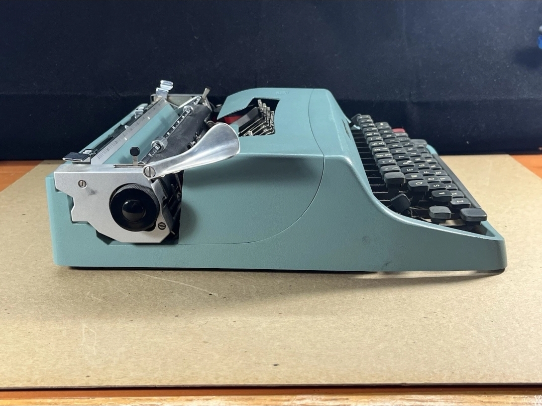 Olivetti lettera 32 manual typewriter  — Image 2