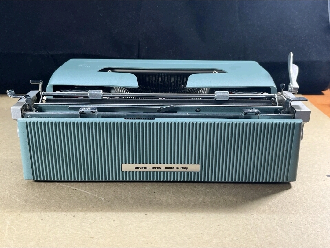 Olivetti lettera 32 manual typewriter  — Image 3