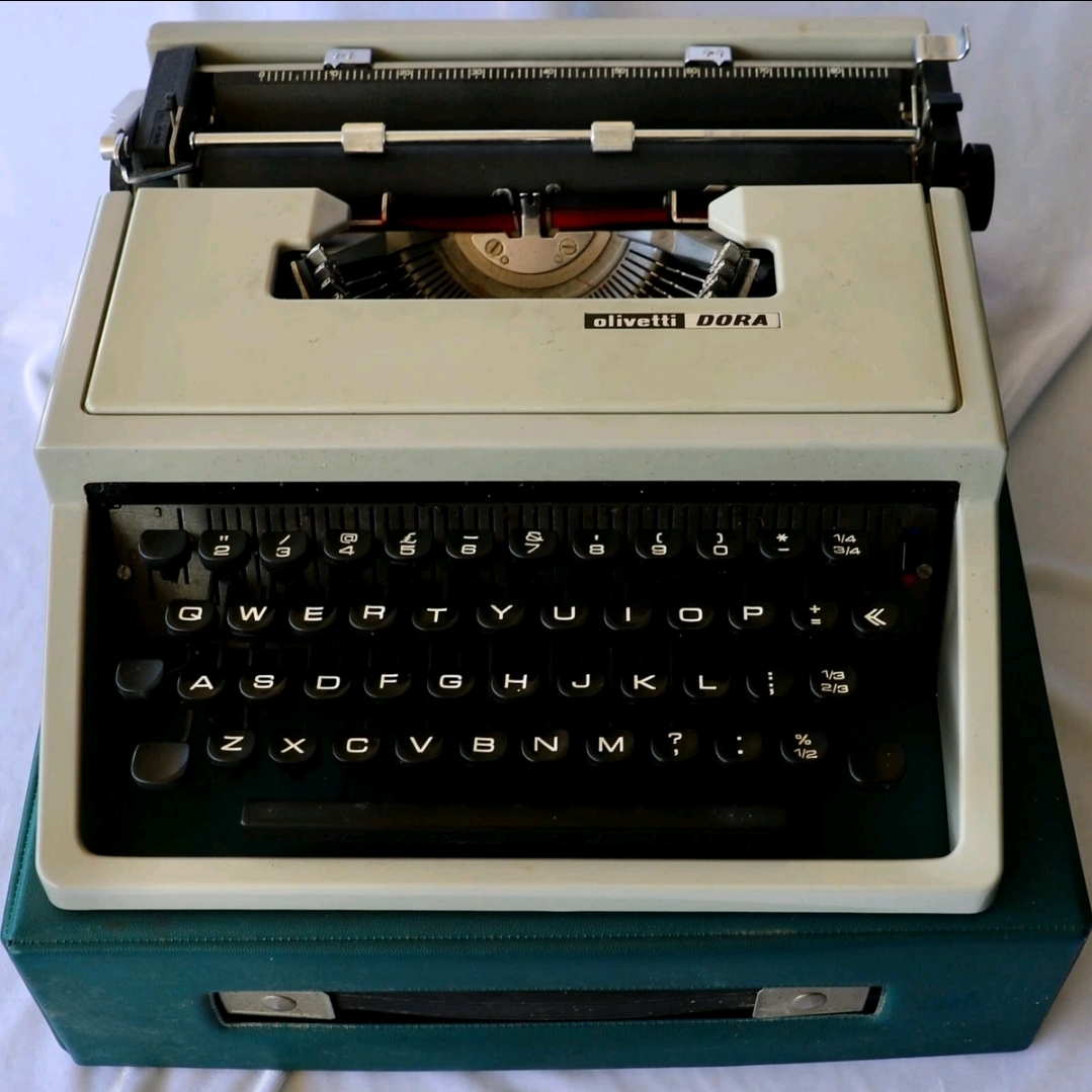OLIVETTI DORA TYPEWRITER  — Image 3