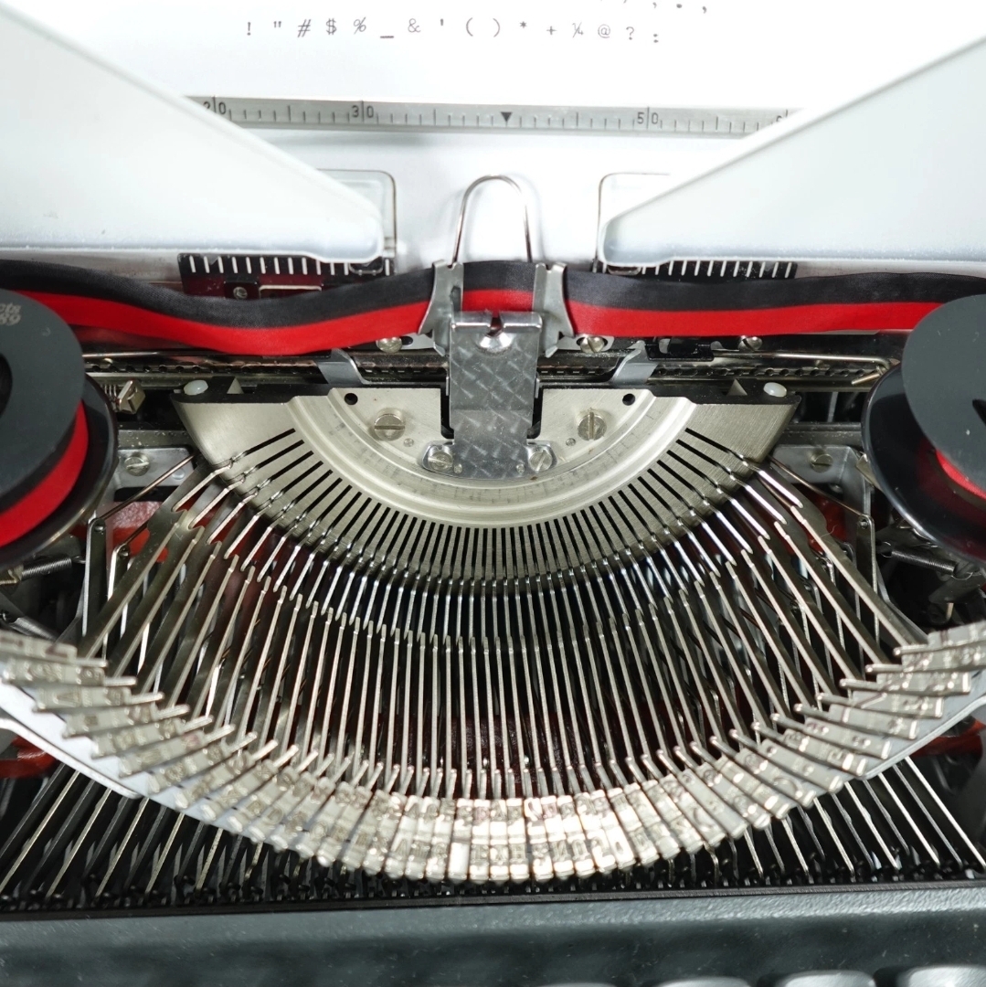 Olympia sm9 manual typewriter  — Image 9