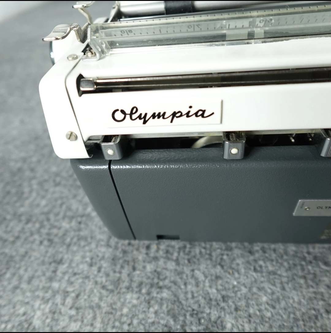 Olympia sm9 manual typewriter  — Image 8
