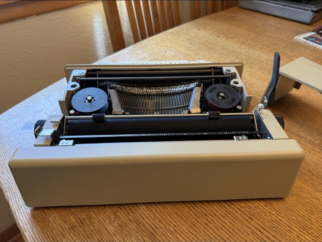 Olivetti lettera 25 manual typewriter  — Image 7