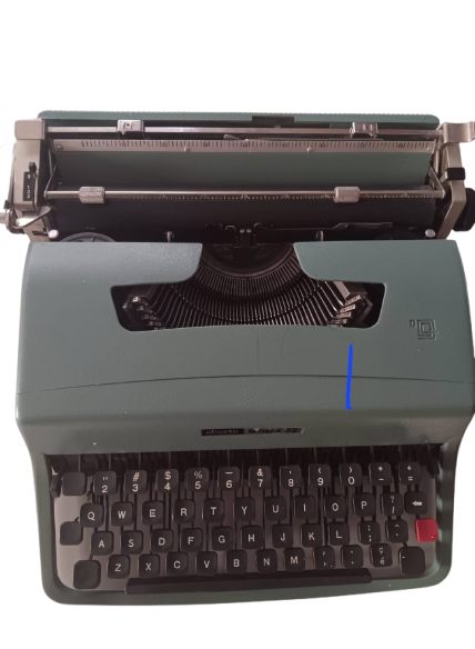 Olivetti Lettera 32 Manual Typewriter — Image 4