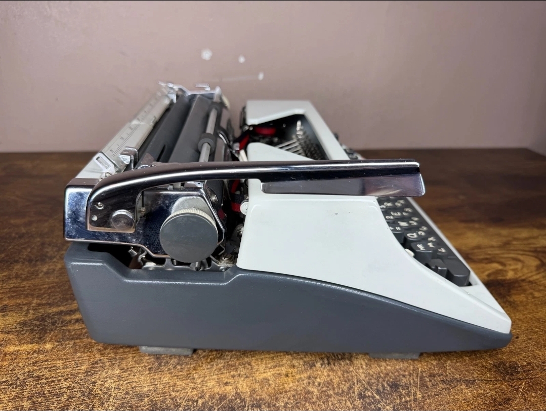 Olympia sm 9 typewriter  — Image 2
