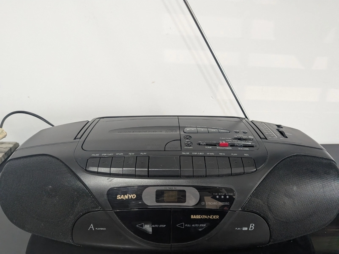 SANYO MCD Z37L BOOMBOX  — Image 2