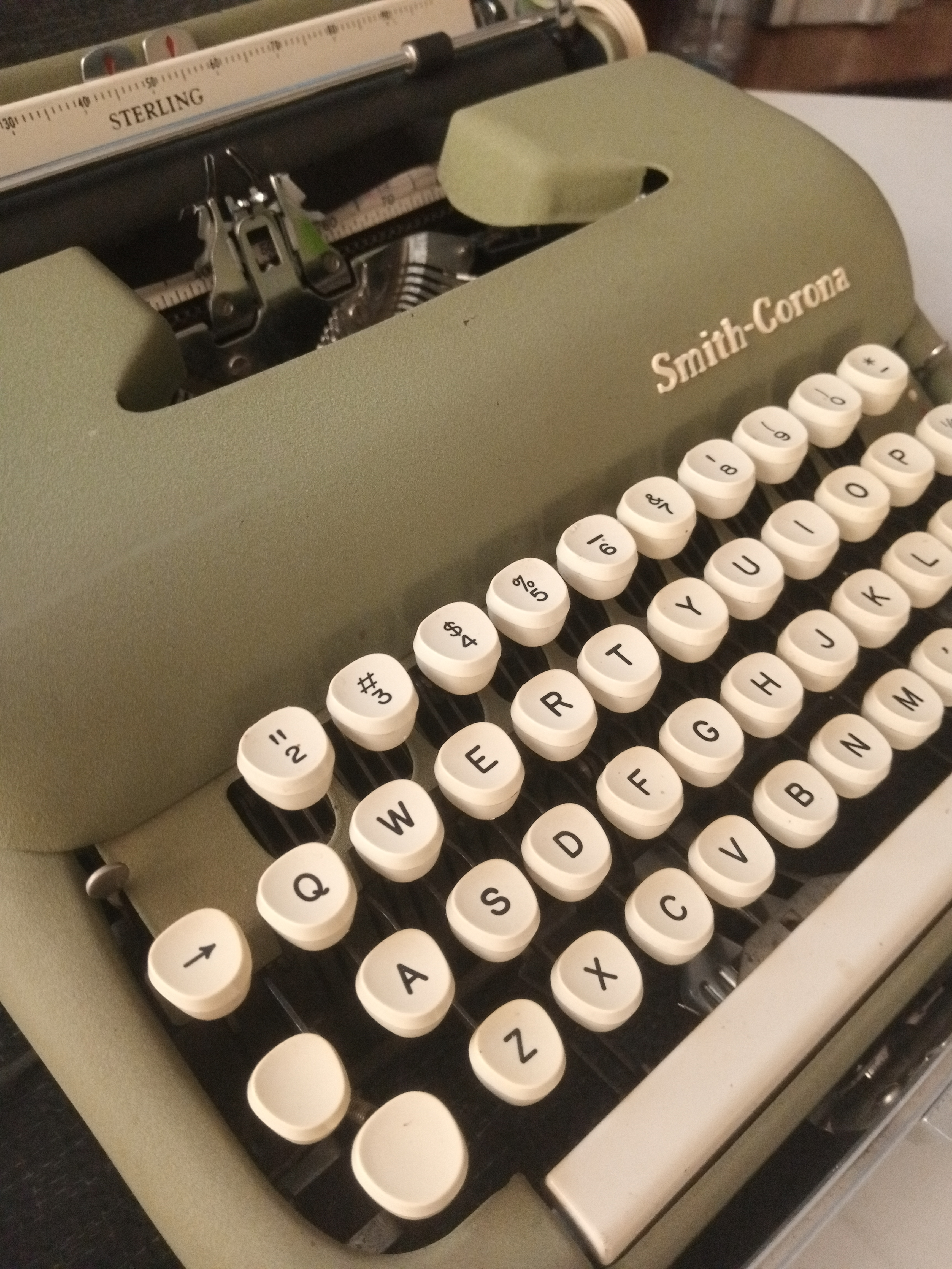 Smith corona Sterling portable typewriter  — Image 2