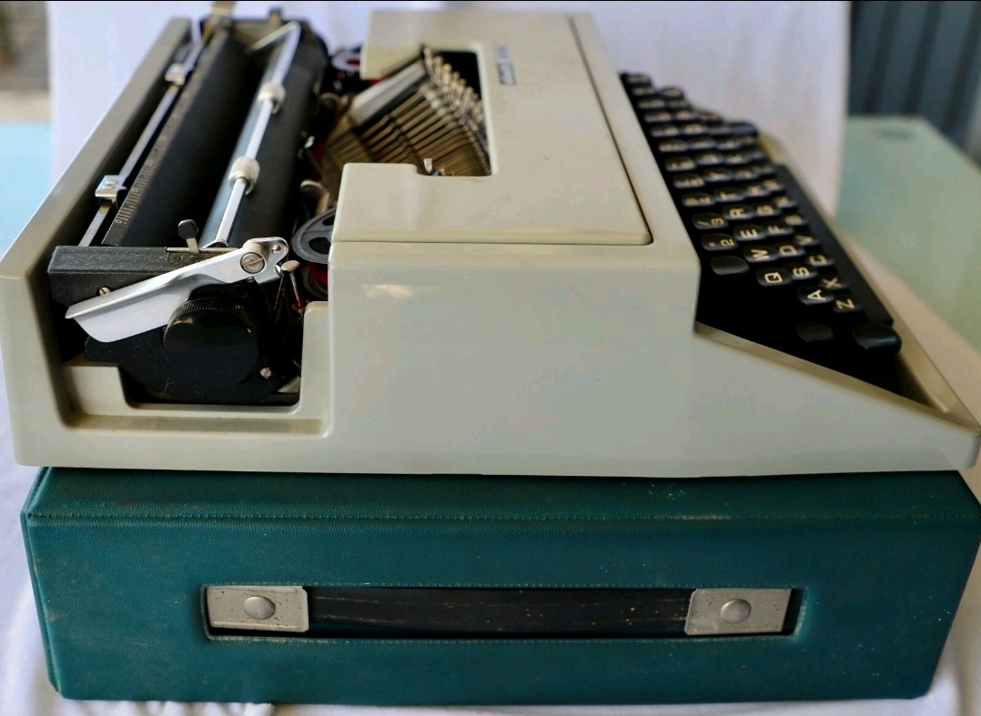 OLIVETTI DORA TYPEWRITER  — Image 4