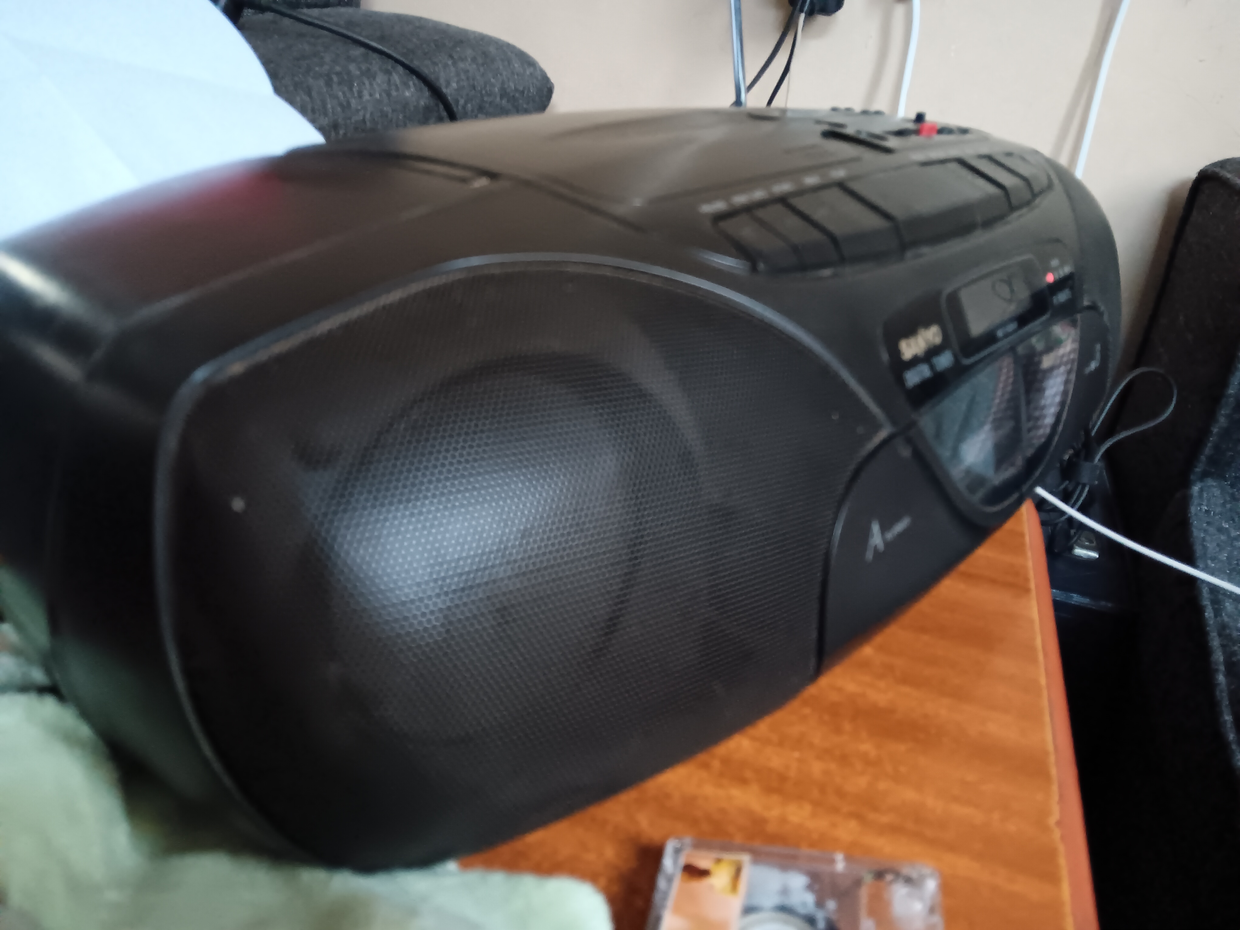 SANYO MCD Z37L BOOMBOX  — Image 10