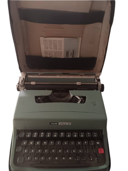 Olivetti Lettera 32 Manual Typewriter — Image 3