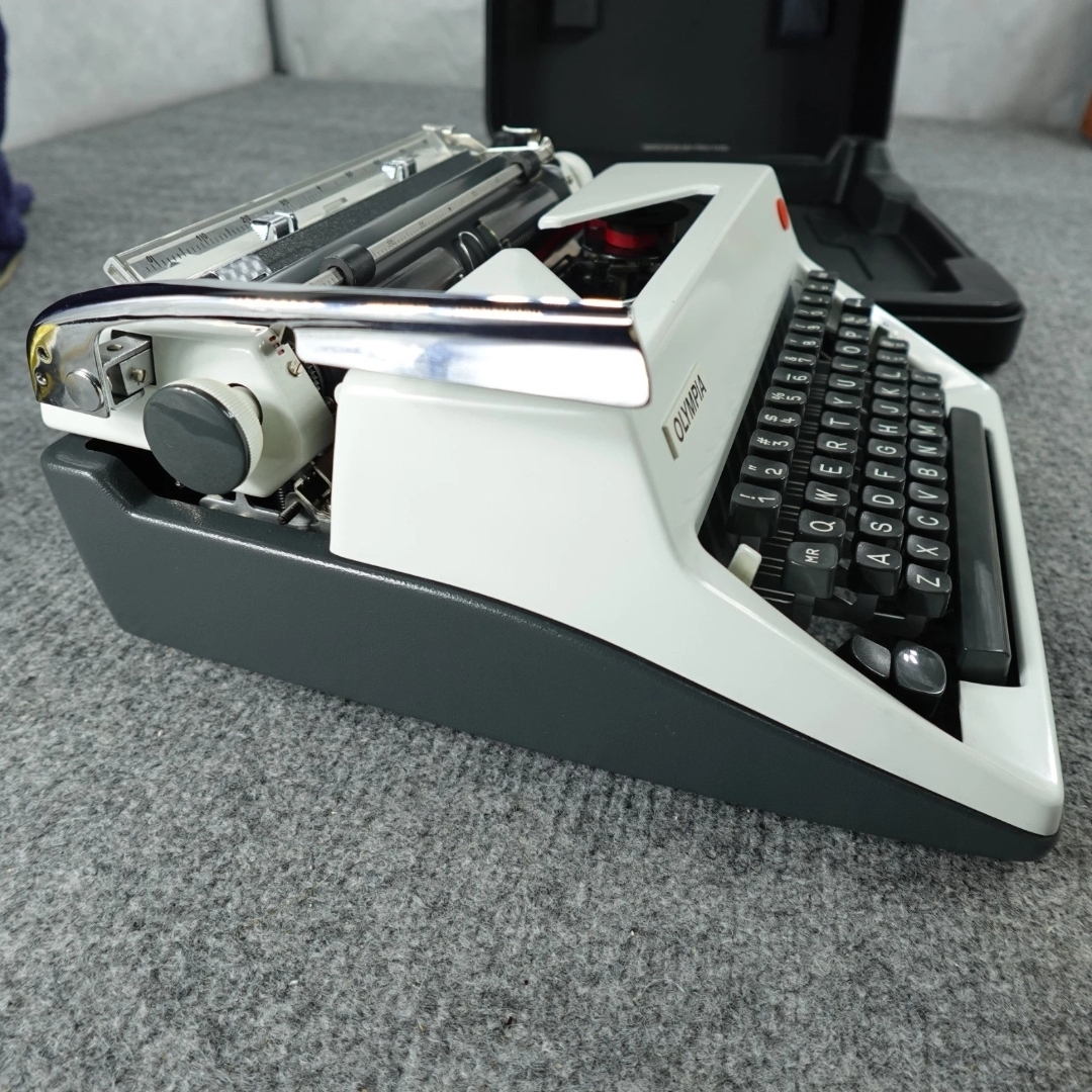 Olympia sm9 manual typewriter  — Image 4