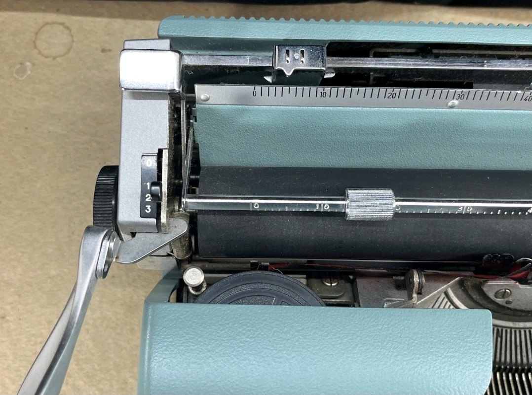 Olivetti lettera 32 manual typewriter  — Image 6