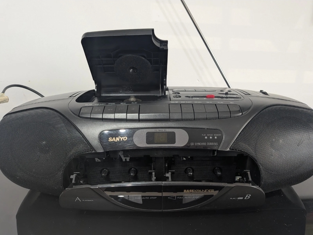 SANYO MCD Z37L BOOMBOX  — Image 5