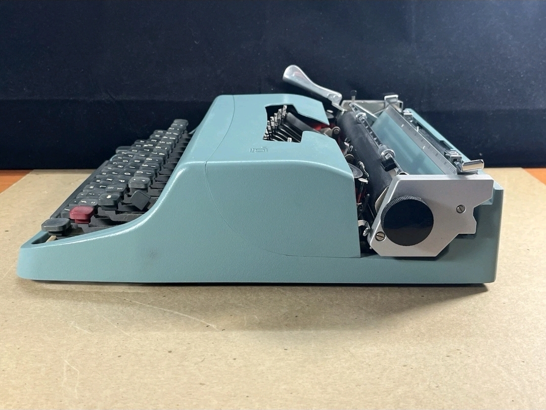 Olivetti lettera 32 manual typewriter  — Image 4