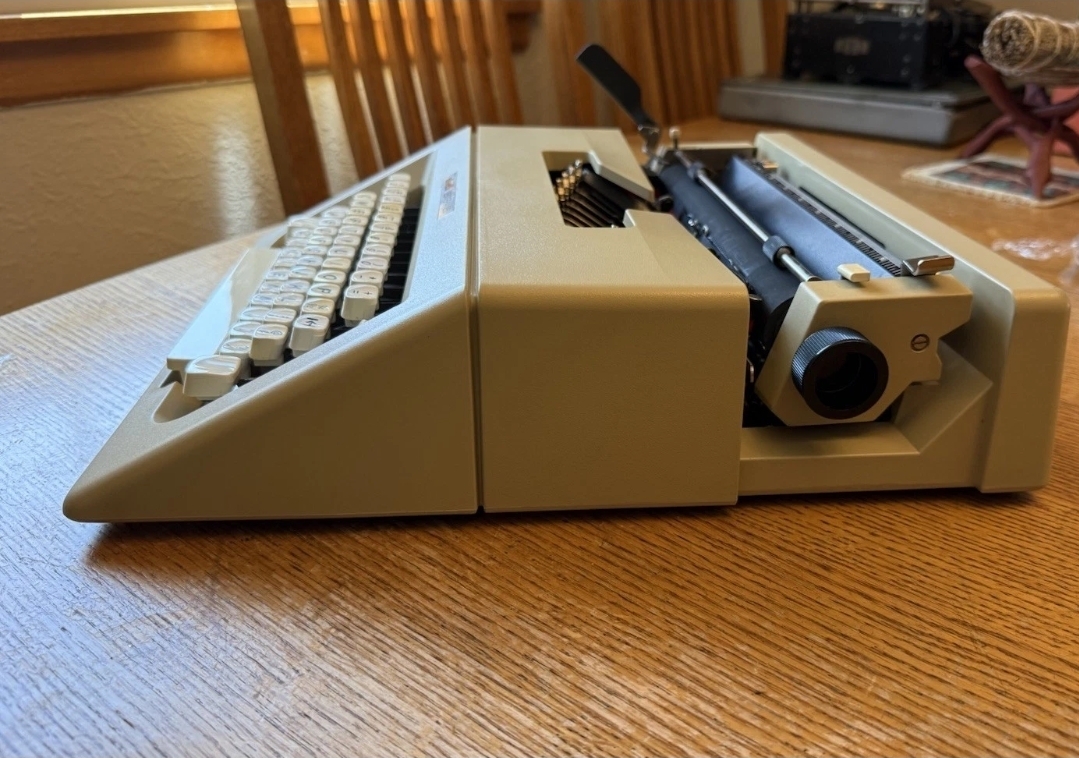 Olivetti lettera 25 manual typewriter  — Image 2