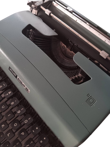 Olivetti Lettera 32 Manual Typewriter