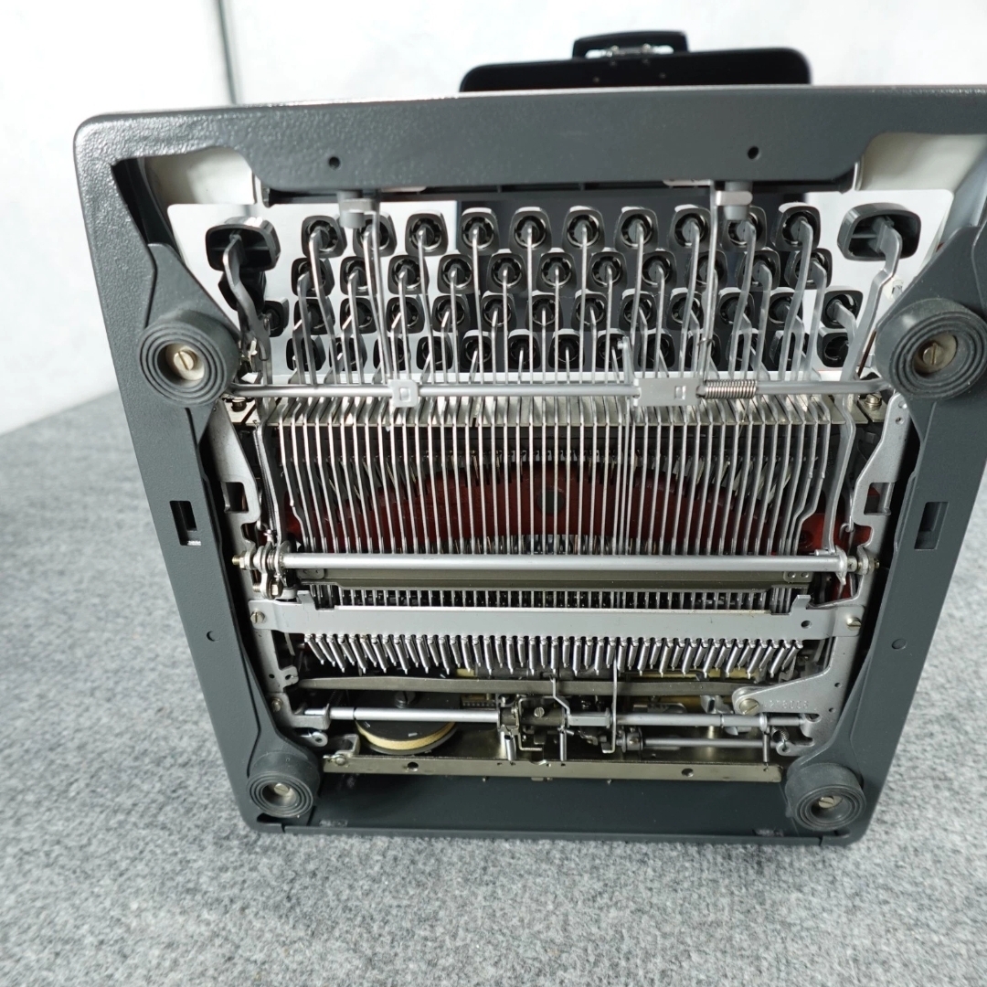 Olympia sm9 manual typewriter  — Image 7