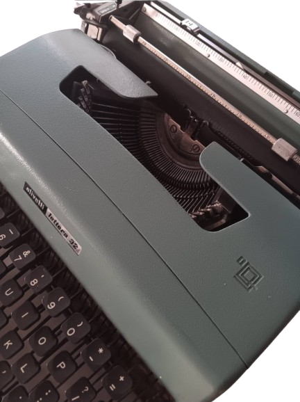 Olivetti Lettera 32 Manual Typewriter