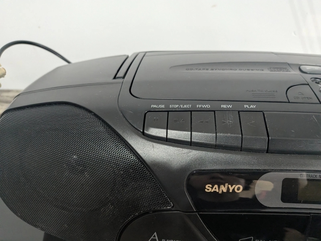 SANYO MCD Z37L BOOMBOX  — Image 4